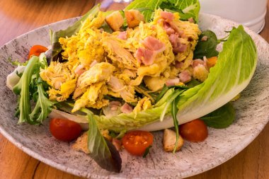 Sezar salatası bir restoranda plakalı