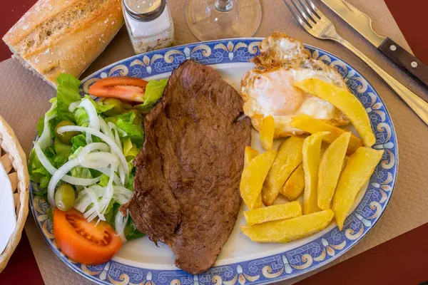 Salata, yumurta ve patates kızartmalı fileto.