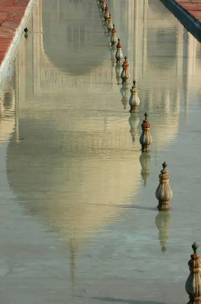 Taj Mahal, Hindistan 'ın Agra kentindeki bir göletin sularına yansıdı.