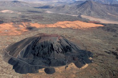 Yamaçlarında Fuerteventura, Kanarya Adaları 'nda toplu çıkarma işaretleri olan bir volkanın hava fotoğrafı.