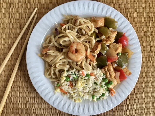 Plato kombinado de arroz, gambas y tallarines chinos