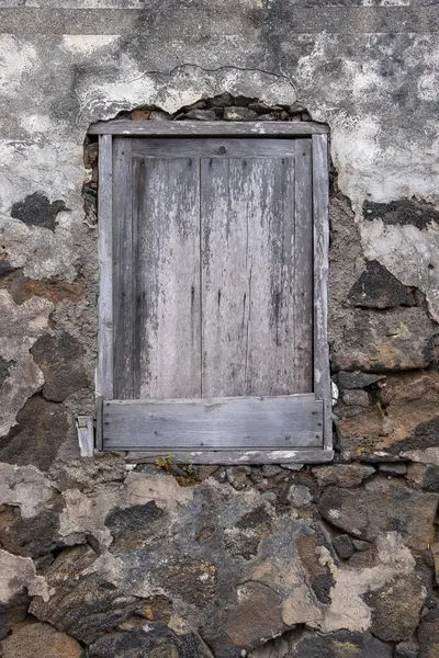 Muro y vieja ventana de madera en Canarias
