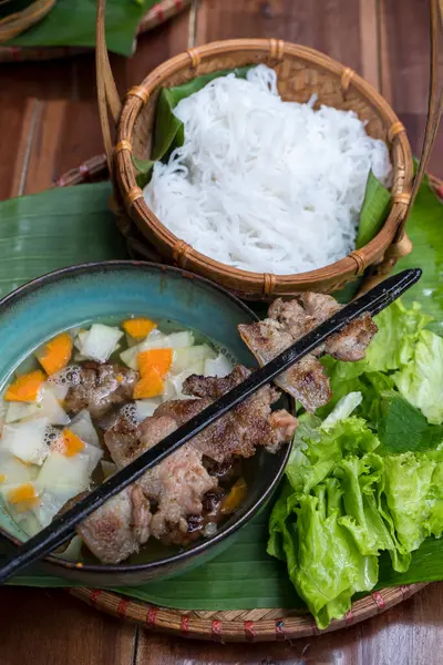 Biftek, Pho çorbası ve Vietnam pilavlı erişte.