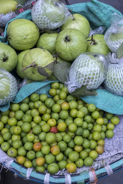 Hanoi, Vietnam 'da bir sokak tezgahında erik ve guava.