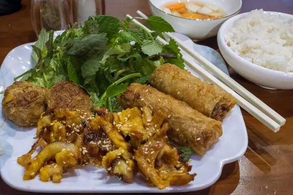 Bun Cha tipik bir Vietnam yemeği.