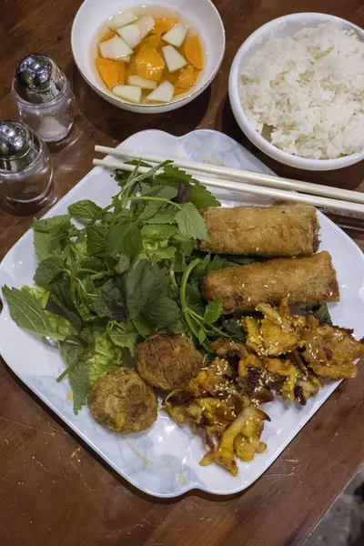 Bun Cha tipik bir Vietnam yemeği, pirinç ve et suyu.