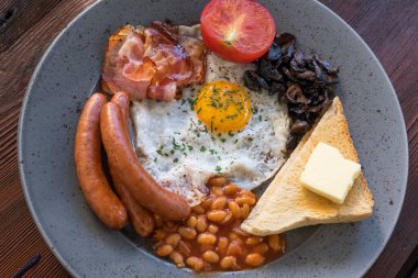 Restoranda İngiliz kahvaltı tabağı