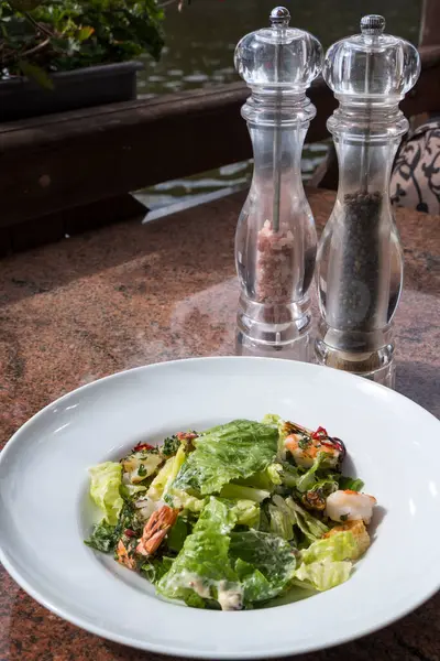 Restoranda karides ve mayonez salatası.