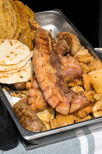 Kızarmış et ve mısır keki tepsisi.