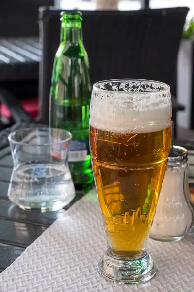 Masada bir bardak soğuk bira.