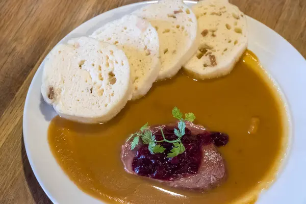 Çek Cumhuriyeti 'nde soslu biftek ve Semmelkndel.