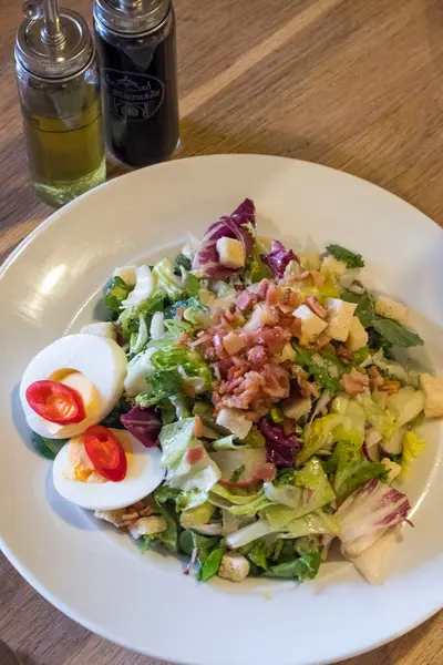 Bir restoranda Sezar salatası