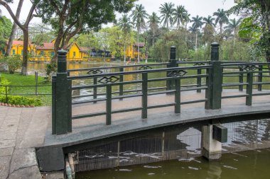 Hanoi, Vietnam - 10 Nisan 2025: Ho Chi Minh 'in evindeki bahçeler