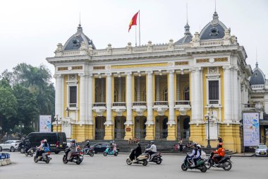 Hanoi, Vietnam - 10 Nisan 2025: motosiklet trafiği ve şehir merkezindeki Opera Binası