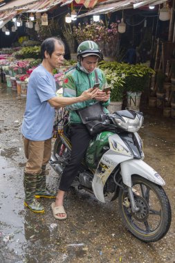 Hanoi, Vietnam - 10 Nisan 2025: Truc Bach Gölü 'nde balık tutan insanlar