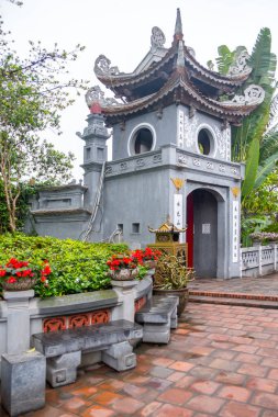 Hanoi, Vietnam - 10 Nisan 2025: Ngoc Son Tapınağı şehir merkezinde