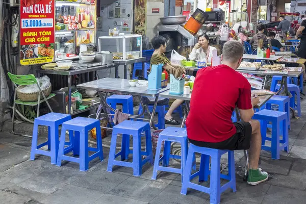 Hanoi, Vietnam - 10 Nisan 2025: Sokaklardaki teras restoranı