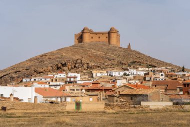 Küçük bir İspanyol köyünün üstündeki tepenin üstünde duran eski bir şato.