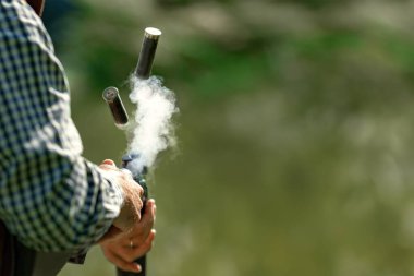 Kil güvercinlere atılan bir tüfekten fişek fırlatmak.