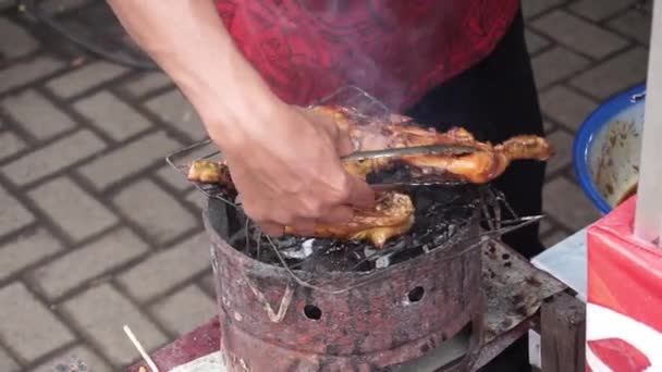 Aziatische Straatverkoper Koken Ayam Bakar Gegrilde Kip Een Rokerige Grill — Stockvideo