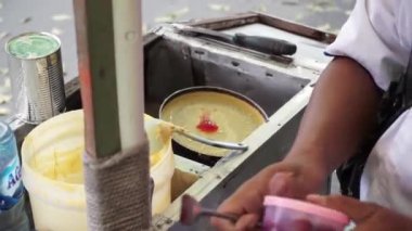 Alıcıya sunulmak üzere leker yapma işlemi. Leker, Endonezya 'nın en popüler atıştırmalıklarından biridir..