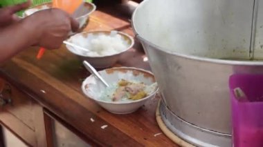 Lamongan Tavuk Soto servis etme süreci. Lamongan, Doğu Java, Endonezya 'dan tipik çorba türü yiyecekler..