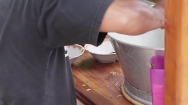 Lamongan Tavuk Soto servis etme süreci. Lamongan, Doğu Java, Endonezya 'dan tipik çorba türü yiyecekler..