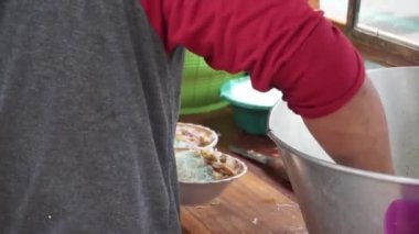 Lamongan Tavuk Soto servis etme süreci. Lamongan, Doğu Java, Endonezya 'dan tipik çorba türü yiyecekler..