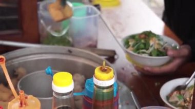 Endonezya köfteleri self servis konseptiyle satılır, böylece alıcılar ürünleri zevklerine göre alabilirler..