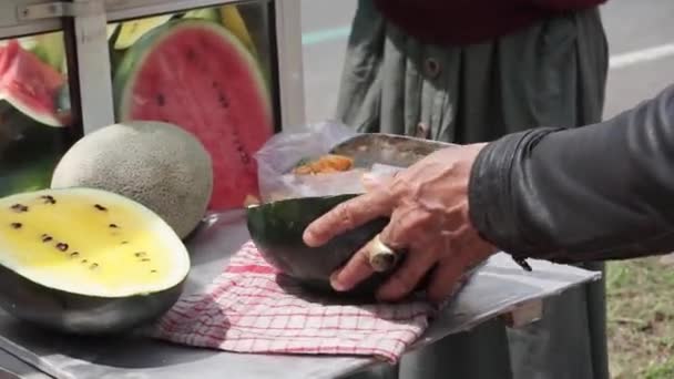 Proces Podávání Rujaku Ovocný Salát Prodávajícím Kupujícímu Rujak Typické Indonéské — Stock video