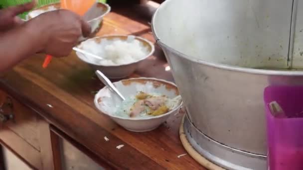 Het Proces Van Het Serveren Van Lamongan Chicken Soto Typische — Stockvideo