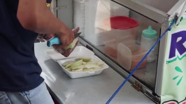 売り手から買い手へのフルーツサラダ フルーツサラダ の提供プロセス Rujakは典型的なインドネシア料理です — ストック動画