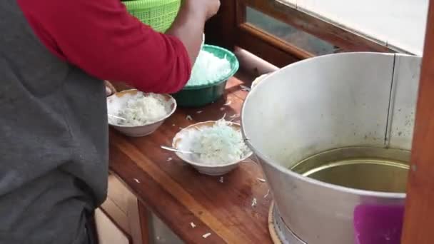 为龙眼鸡汤服务的过程 印度尼西亚东爪哇丽江的典型汤类食物 — 图库视频影像