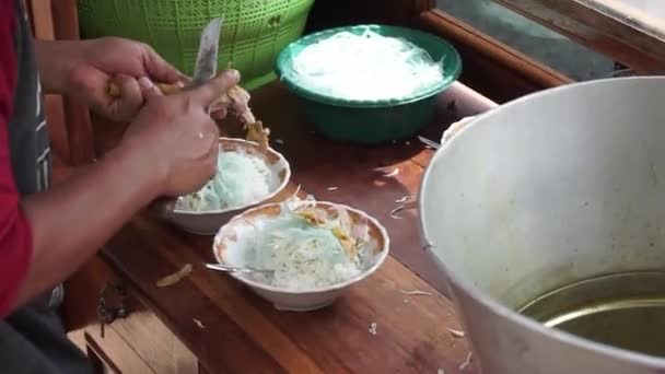 ラモンガンチキンソトを提供するプロセス インドネシアのラモンガン 東ジャワの典型的なスープタイプの食べ物 — ストック動画