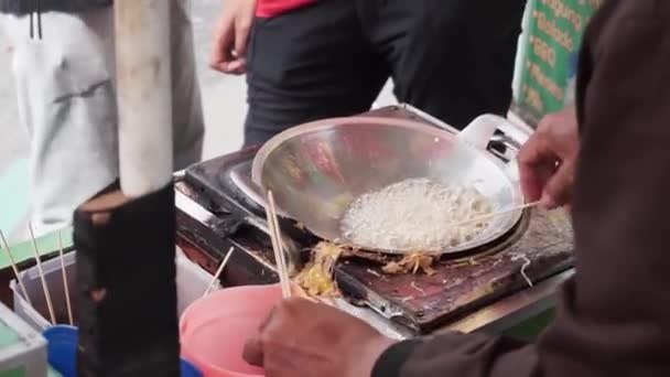 Процесс Жарки Телур Гулунг Телур Гулунг Индонезийская Традиционная Уличная Еда — стоковое видео