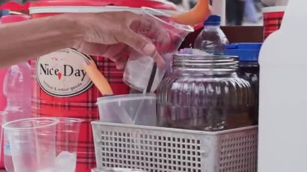 Kelapa Muda Atau Kelapa Muda Minuman Indonesia Yang Populer Penjual — Stok Video