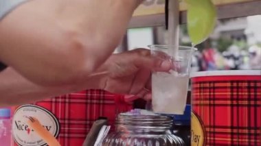 Es Kelapa Muda ya da genç hindistan cevizi buzu, popüler bir Endonezya içkisi. Satıcı alıcıya genç hindistan cevizi buzu servis ediyor..