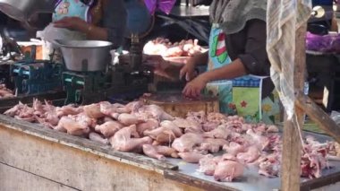Geleneksel pazarlarda tüccarların, satıcıların ve ızgara tavukların faaliyetleri. Tavuk tüccarları ve satıcılar geleneksel pazarda çiğ tavuk kesiyorlar..