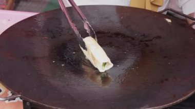 Endonezyalı sokak satıcısı müşteri siparişini hazırla. Endonezyalı satıcı sokakta kebap pişiriyor.