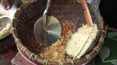 Soya fasulyesinden yapılmış Endonezya spesiyali Tempe Mendoan 'ı kızartan sokak yemekleri satıcısı..