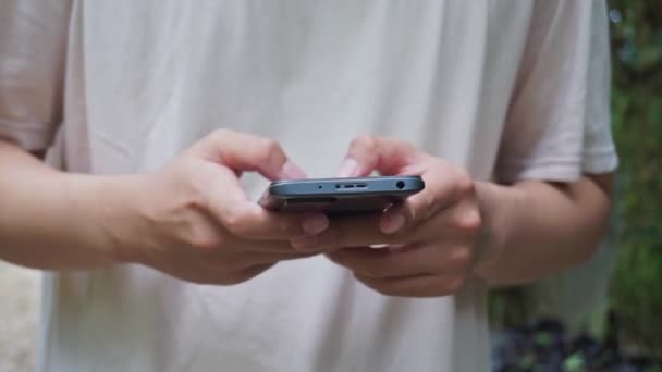 Podgląd Przodu Indonezyjski Młody Człowiek Pomocą Aplikacji Ekranie Dotykowym Smartfona — Wideo stockowe