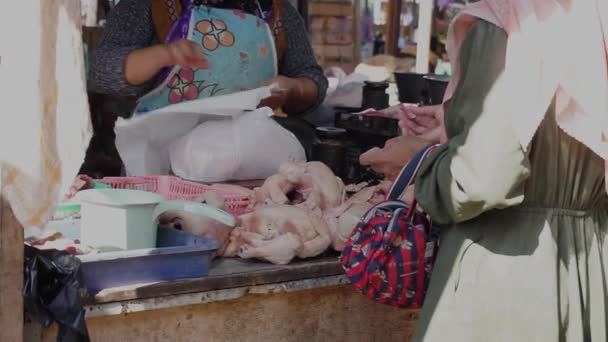 Näringsidkare Eller Säljare Och Köpare Slaktkycklingar Traditionella Marknader Kyckling Handlare — Stockvideo