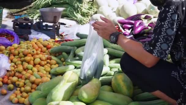 Індонезійський Чоловік Вибирає Овочі Традиційному Ринку Шопінг Місцевому Ринку Діяльність — стокове відео