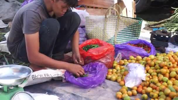 South Kalimantan Indonezja Sierpnia 2022 Sprzedawcy Lub Handlowcy Warzyw Sprzątają — Wideo stockowe