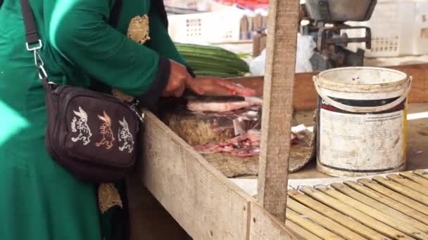 商人或卖鱼者在市场上的活动 商人或卖鱼的人在传统市场除鱼 — 图库视频影像