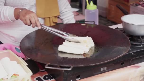 Vânzătorul Indonezian Stradă Pregătește Comanda Clienților Vânzător Indonezian Grătar Kebab — Videoclip de stoc