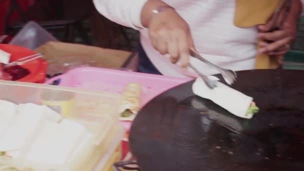 Penjual Kaki Lima Indonesia Menyiapkan Pesanan Pelanggan Penjual Indonesia Memanggang — Stok Video
