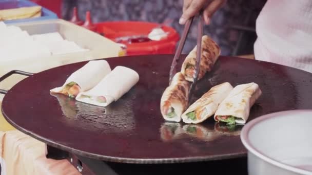 Indonesische Straatverkoper Bereiden Bestelling Klant Indonesische Verkoper Grillen Kebab Straat — Stockvideo
