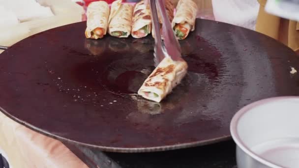 Indonesisk Gatuförsäljare Förbereda Kundorder Indonesisk Säljare Grillning Kebab Gatan — Stockvideo