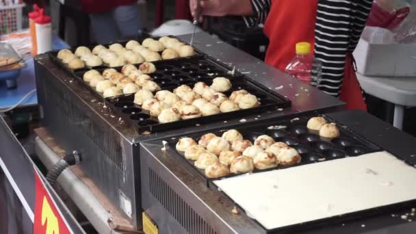 Indonesian Takoyaki Street Vendor Prepare Customer Order Street Close Vendor — Stock Video